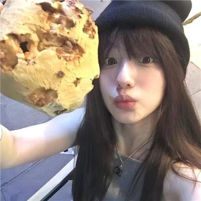照片中的女孩